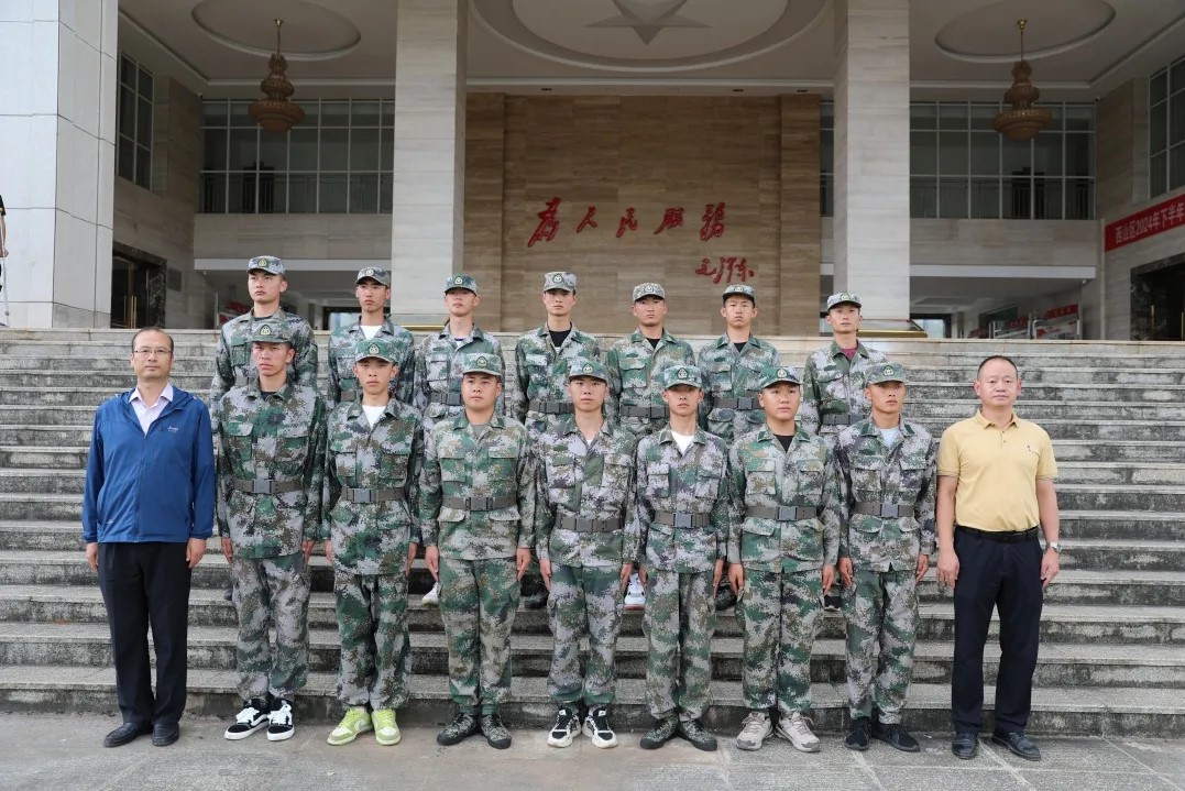 世俱杯sjb官网领导赴预定新兵役前训练基地慰问学生