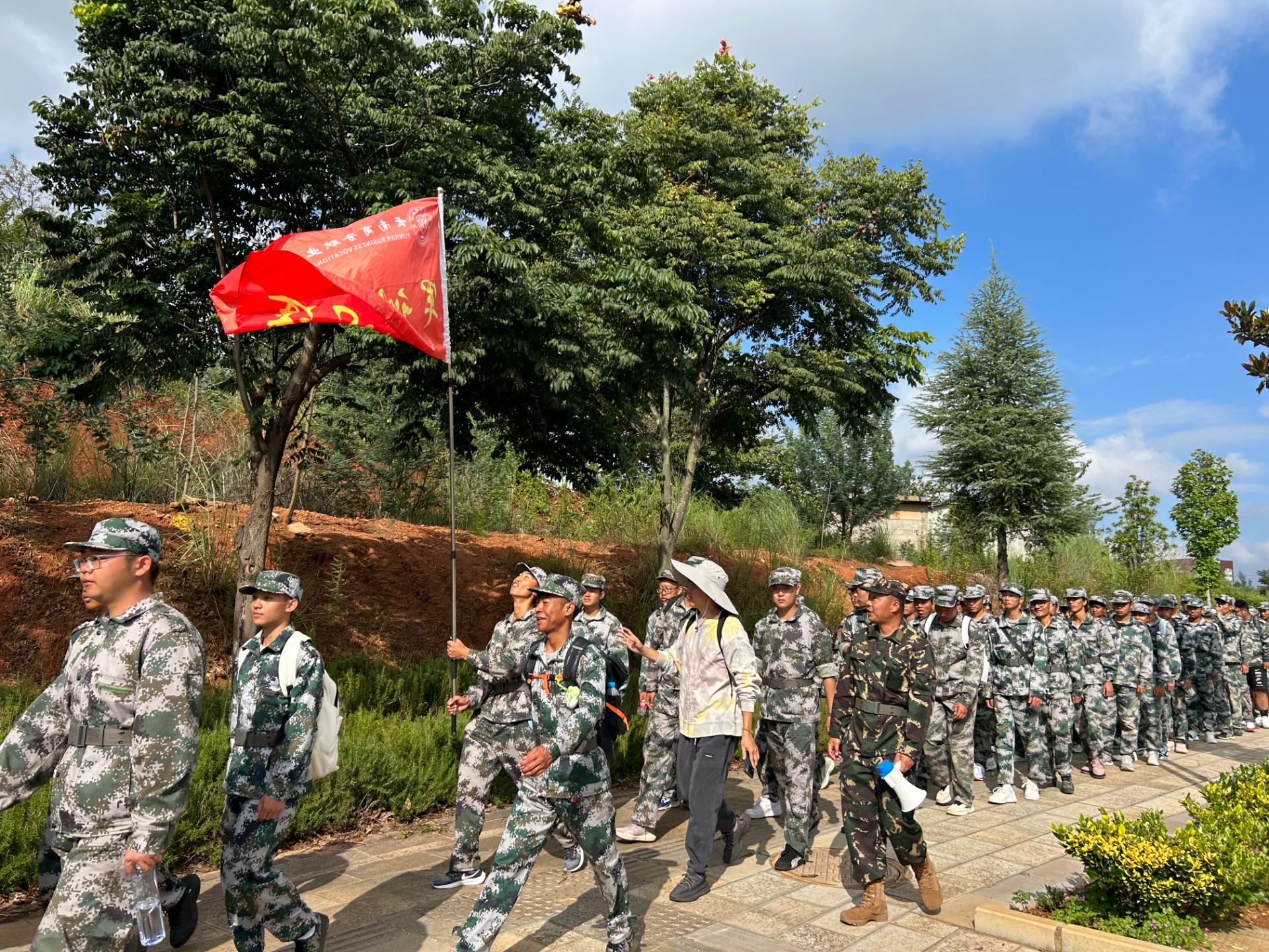 世俱杯sjb官网开展 2024 年学生军训野外拉练活动