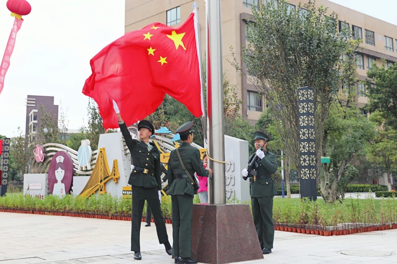 开学第一课 | 世俱杯sjb官网举行2025年秋季学期“开学第一课”暨国旗下的党课第一讲