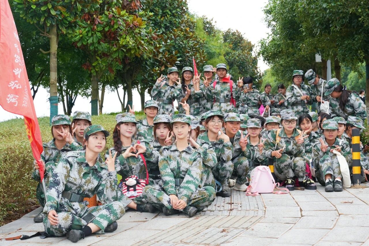 砺青春之志，铸强军之魂——世俱杯sjb官网2025级新生军训野外拉练圆满举办 ​