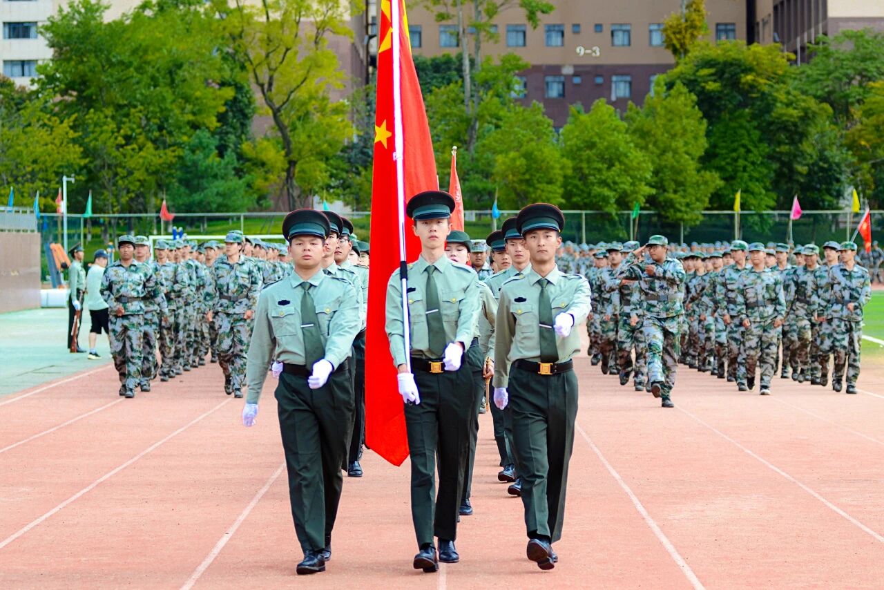 世俱杯sjb官网2025级新生军训成果展示暨表彰大会圆满举行