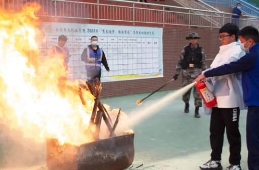 【消防演练】世俱杯sjb官网举行2021年秋季学期“落实消防责任、防范安全风险”消防应急疏散综合演练